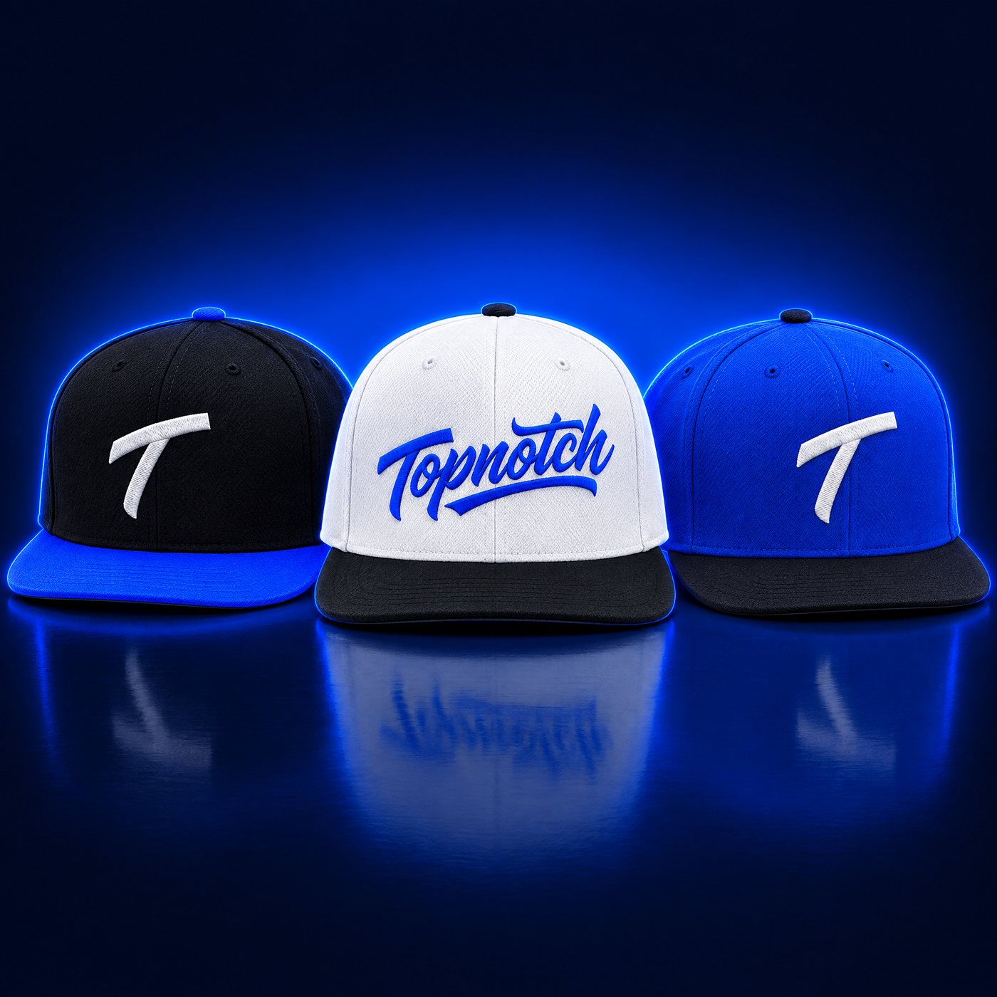 Exemple de design : trois casquettes d'équipe Topnotch en noir, blanc et bleu électrique