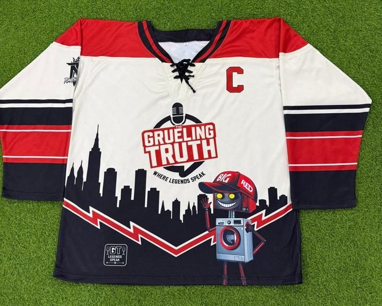 Commande de chandail de hockey personnalisé Top Notch : chandail Grueling Truth rouge, blanc et noir avec le C du capitaine Commande de chandail de hockey personnalisé Top Notch : chandail Grueling Truth rouge, blanc et noir avec le C du capitaine
