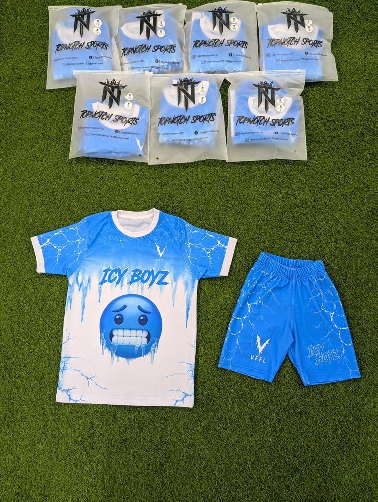 Commande Icy Boyz de Top Notch : chandails bleu pâle et blancs et shorts bleus disposés sur le gazon Commande Icy Boyz de Top Notch : chandails bleu pâle et blancs et shorts bleus disposés sur le gazon