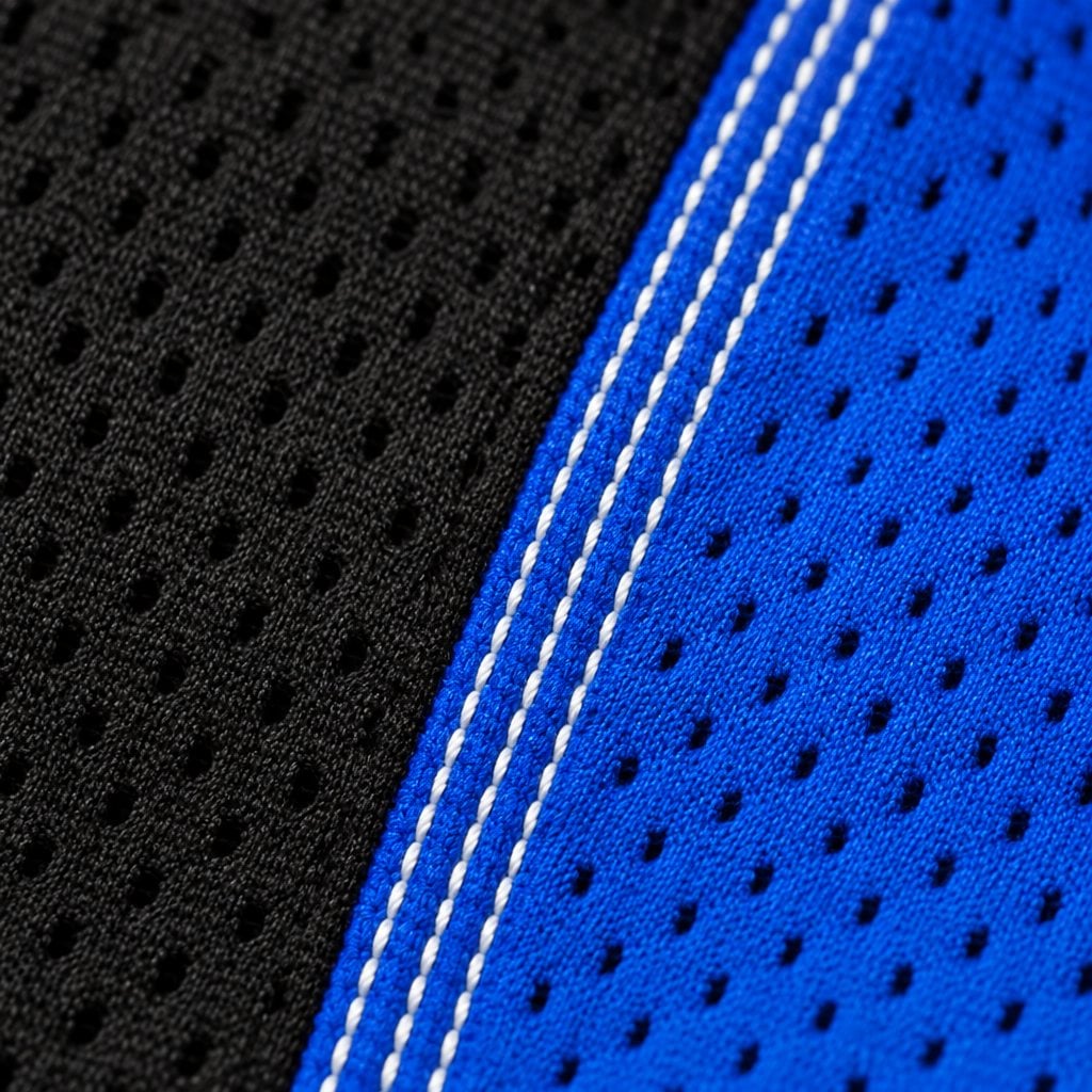 Coutures plates renforcées reliant deux panneaux d'un chandail de hockey personnalisé