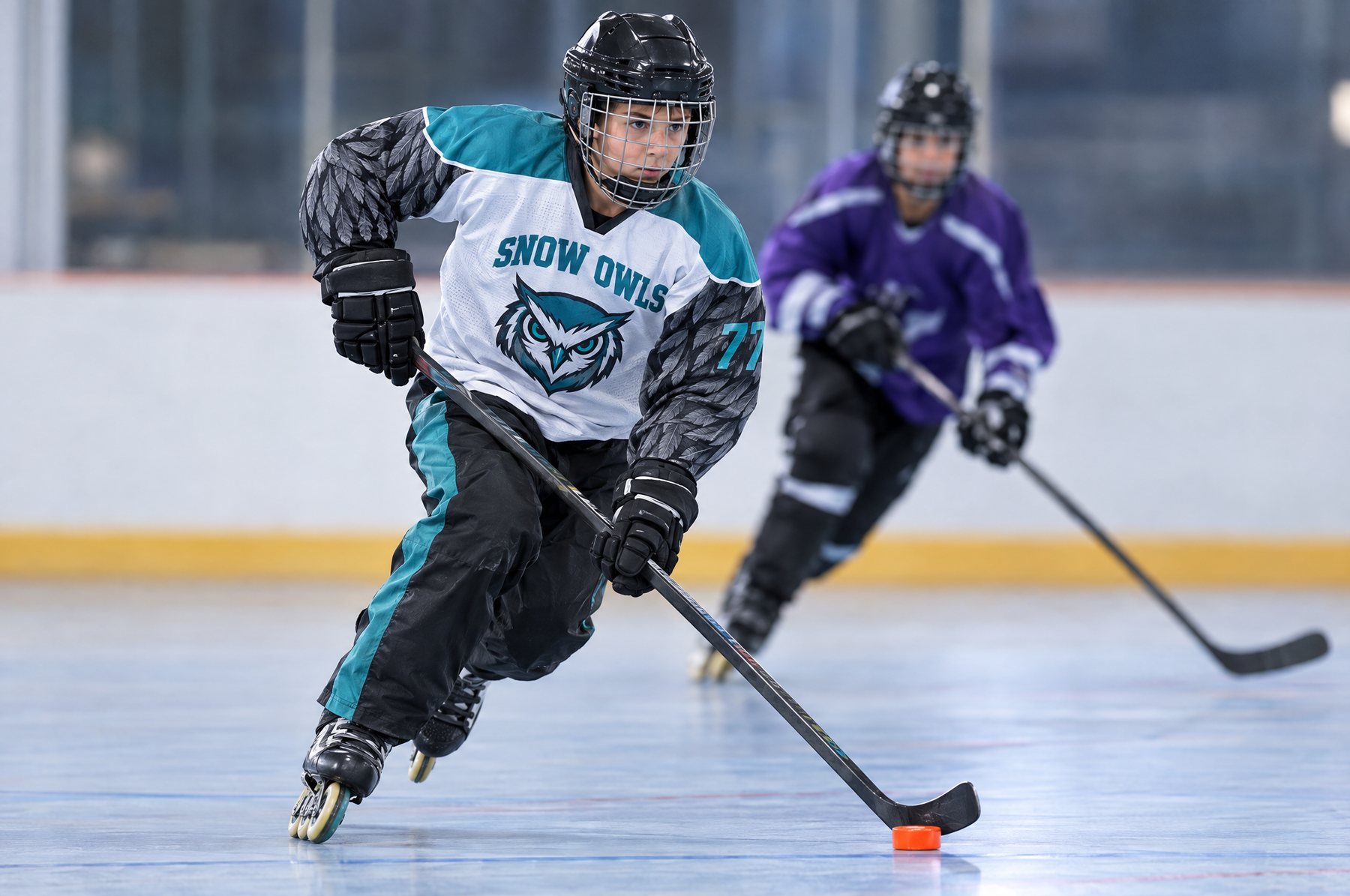 Jeune joueur de roller-hockey en chandail des Snow Owls (exemple de design) menant la rondelle en patins à roues alignées Jeune joueur de roller-hockey en chandail des Snow Owls (exemple de design) menant la rondelle en patins à roues alignées