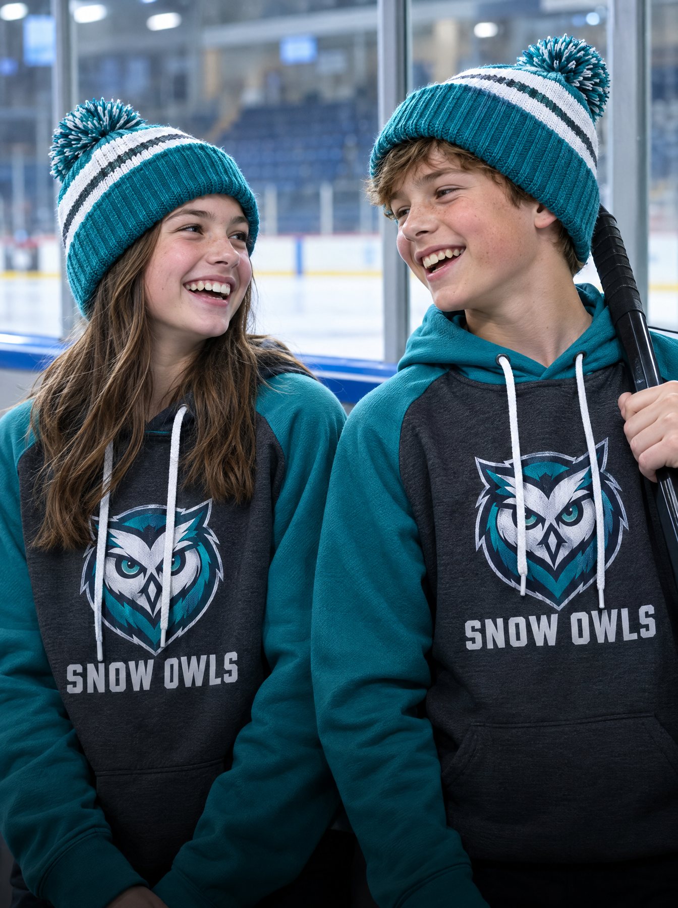 Deux jeunes coéquipiers en cotons ouatés à capuchon et tuques assortis des Snow Owls près de la patinoire